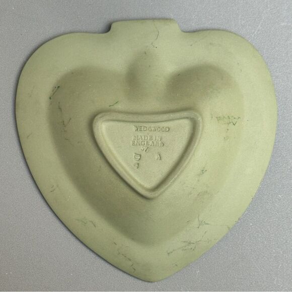 Wedgwood Sage Green Jasperware Spade Trinket Dish - Picture 2 of 7